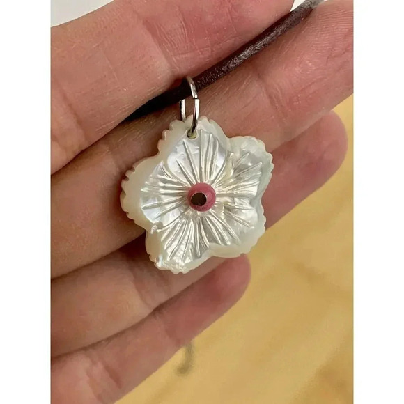 VTG Mother of Pearl Carved Flower Pendant Necklace Leather Rope 13" Choker - Picture 9 of 11